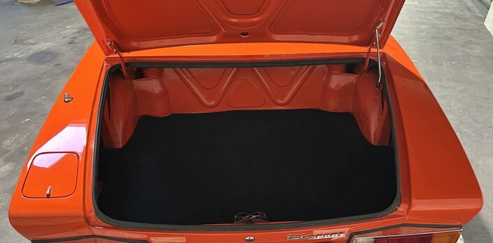 180 l pour le coffre de la Fiat 124 Sport Spider, c'est bien suffisant pour un couple partant en vacances, d'autant qu'on peut loger des sacs sur les places arrière.