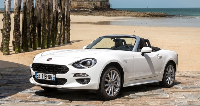 Commercialisée en Europe en 2016, la Fiat 124 Sport de deuxième génération est en fait une Mazda MX-5 ND à moteur multiair et carrosserie façon 60s. Un cocktail étrange mais savoureux.