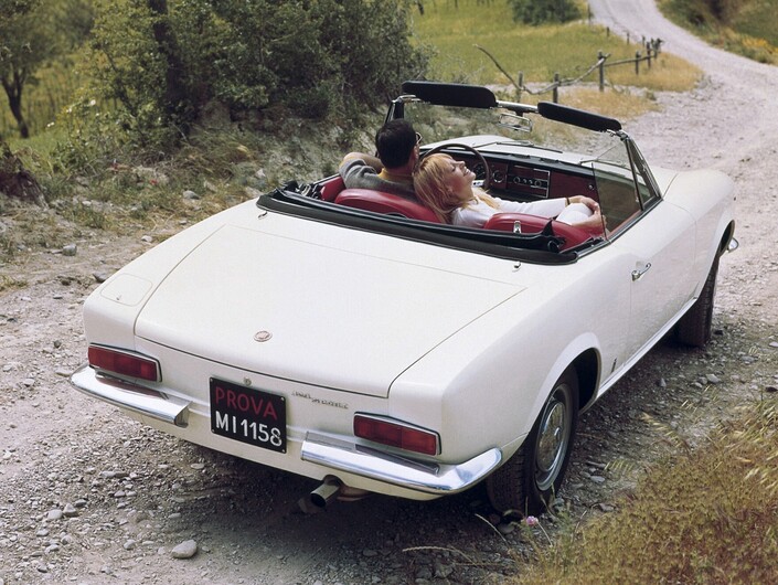 Les permières Fiat 124 Sport Spider, codées AS (1966 - 1969) reçoivent de petits feux arrière et un moteur 1,4 l de 90 ch. De quoi atteindre 170 km/h.