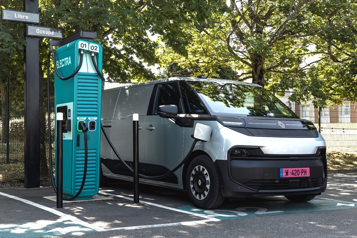 La technologie 800 volts permet des recharges très rapides. La capacité de la batterie passe de 15 % à 80 % en 20 minutes environ.