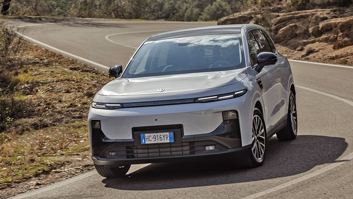 Le Leapmotor B10 va bientôt être produit en Europe au sein de l’ex-usine Opel désormais Stellantis de Figueruelas dans la province de Saragosse. Échange de bons procédés, Lepmotor va aider Opel à créer un nouveau SUV compact électrique qui utilisera de nombreux éléments provenant de la marque chinoise.