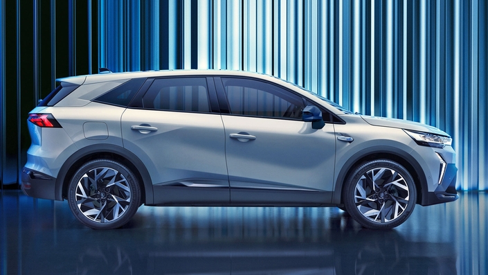 Le Renault Symbioz (photo) donne des idées à Peugeot qui va en profiter pour agrandir la famille du Peugeot 2008 avec un nouveau modèle plus grand qui utilisera la plateforme STLA One et se verra doter de motorisations électriques et thermiques.