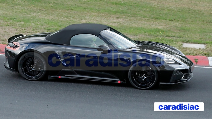 Encore en partie camouflée avec des autocollants sur les projecteurs et les feux et d’autres représentants de fausses prises d’air latérales, la Porsche Boxster Électrique n’a jamais été aussi proche de sa commercialisation. Celle-ci devrait intervenir dans le courant de 2027.