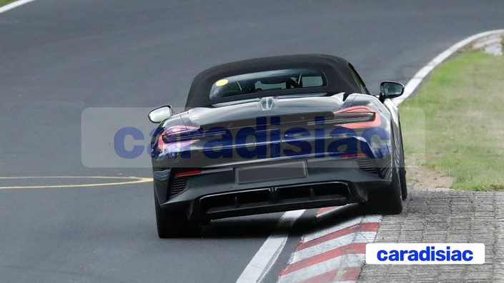 C’est sur le circuit du Nürburgring que le prototype de la Porsche Boxster Électrique s’entraîne désormais. Les bonnes conditions météorologiques permettent à Porsche d’effectuer ses essais de validation sur la « Boucle Nord » du circuit allemand.