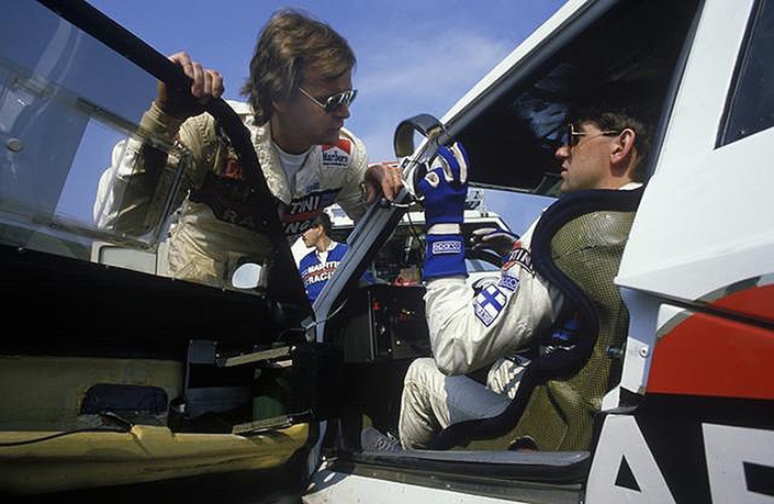 Ari Vatanen discutant avec Henri Toivonen, installlé au volant d'une Lancia S4.