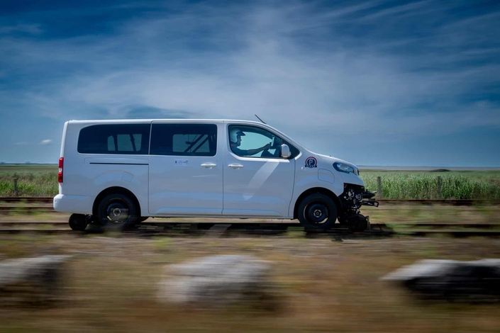 Quel est ce véhicule électrique qui roule sur les voies ferrées ?