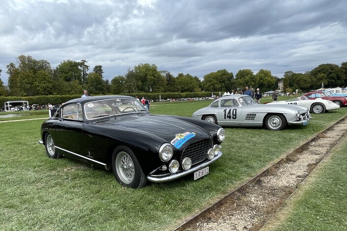 Juste à côté, une Mercedes 300 SL.