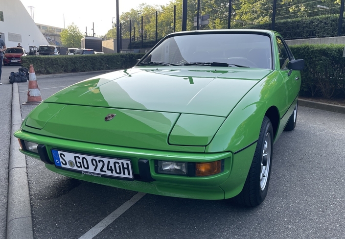 Porsche du pauvre ? Peut-être, mais la 924, ici un des premiers exemplaires, se révèle bien plus amusante à conduire qu'on le l'imagine. Et dans ce vert pétant, quel charme !