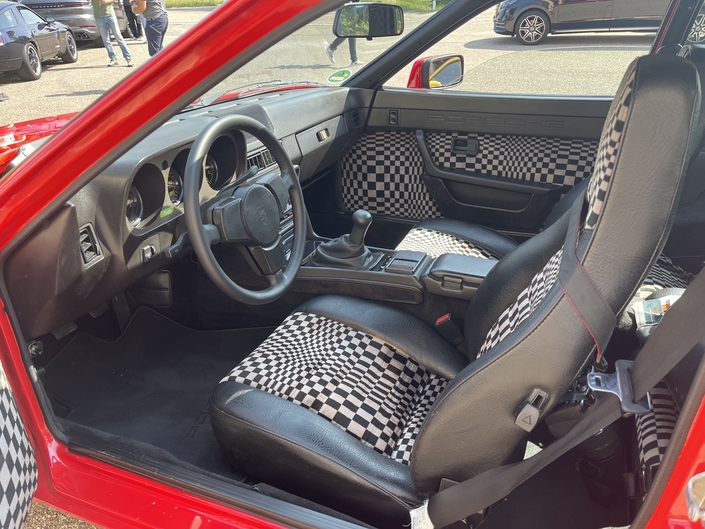 La partie la plus sympa de notre Porsche 944 : son intérieur Pasha, aux motifs hypnotiques ! Ici, le tableau de bord n'est pas fendu, cas rarissime sur ce modèle.