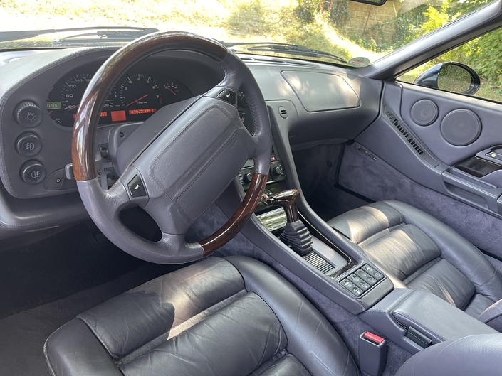 Le design du cockpit de la Porsche 928 GTS est à l'aune de l'extérieur, et l'équipement remarquablement complet. Mais une 993 semble plus solidement construite.