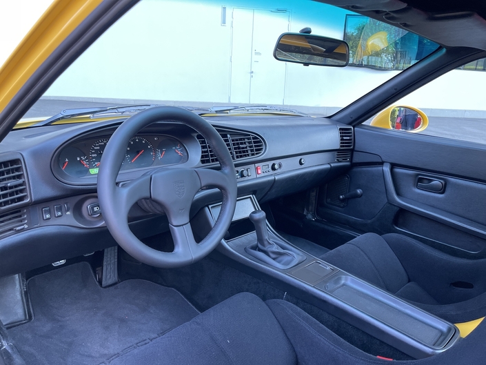 Cockpit simple, spacieux et parfaitement réalisé pour la Porsche 968 CS. L'équipement est symbolique, mais qu'importe puisqu'on est là pour conduire.