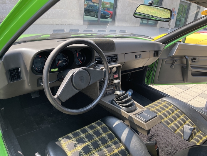 Très sympa, le motif des sièges dans la Porsche 944. L'espace disponible est très appréciable pour deux passagers. On retrouve quelques accessoires Volkswagen...