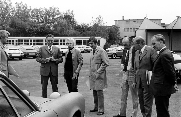 A gauche, Harald Wagner et Herbert von Karajan, grand amateur de 911, et tout à droite, Ernst Fuhrmann, en 1973. "Encore là, cette antiquité ?", semble-t-il se demander.
