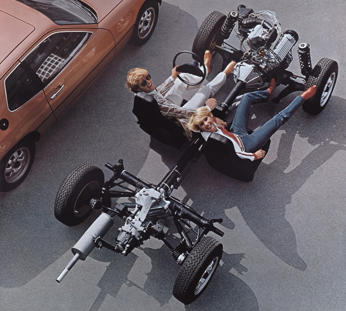 Fin 1975, Porsche dévoile la 924, caractérisée par un moteur avant et une boîte placée à l'arrière, où la suspension est réellement indépendante, au contraire de celle de l'Alfa Romeo Alfetta.