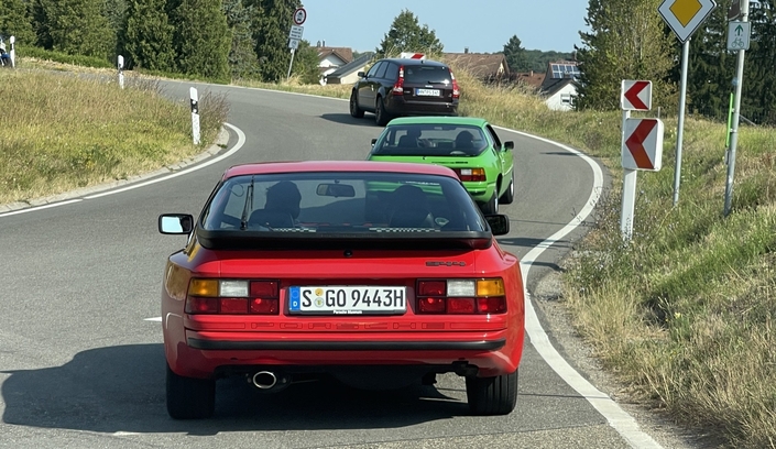 Nous allons rouler en convoi, au milieu du trafic des environs de Stuttgart. Pour info, il y a fait une chaleur accablante cet été !
