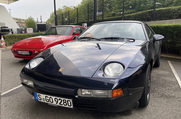 Impressionnante, la Porsche 928 GTS n'a pas tellement vieilli : Tony Lapine a eu le coup de crayon génial. Mais le caractère n'y est pas à la conduite, la faute ici à la boîte auto et au poids.