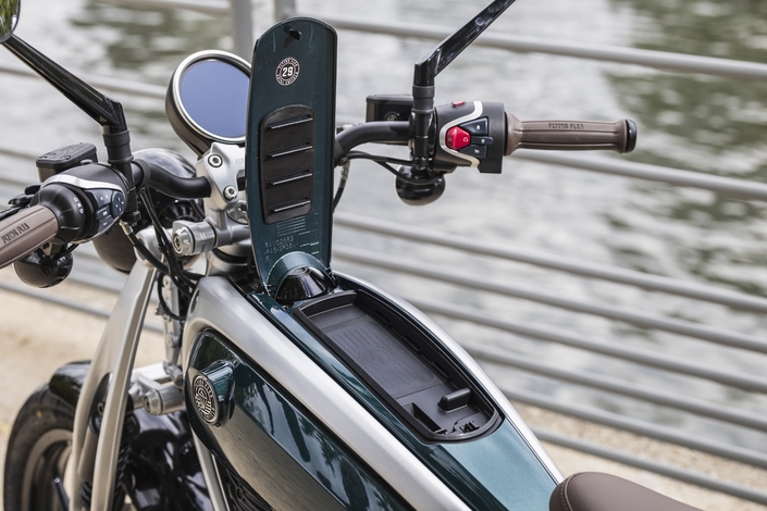 Royal Enfield choisit la France pour lancer sa première moto électrique en Europe !