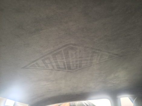 Le ciel de toit est embossé de l’ancien logo de Renault, qui intègre la mention « La Gorde ».
