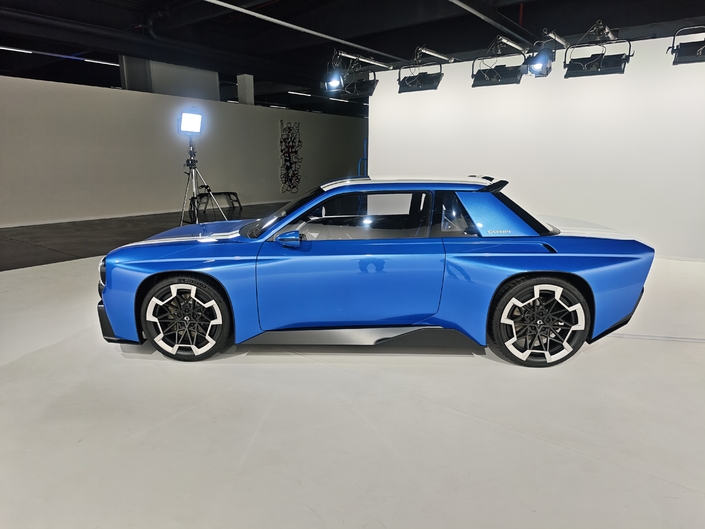 Il a l’air long ce concept R8. Mais pourtant, il ne mesure que 4,12 m, soit la longueur d’une actuelle Clio. La hauteur limitée à 1,27 m l’explique essentiellement. On notera des jantes arrière plus grosses qu’à l’avant.