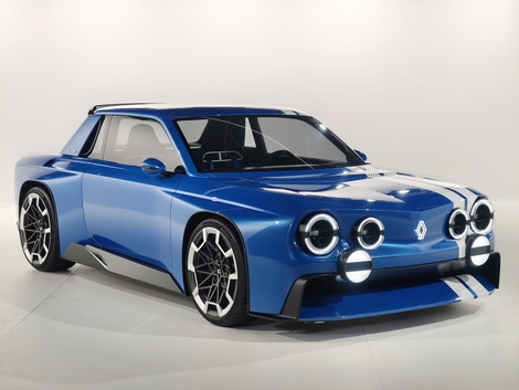 Les lignes sont musclées, modernisées, et bardées de références à l’ancienne R8 Gordini, malgré la transformation en coupé 2 portes.