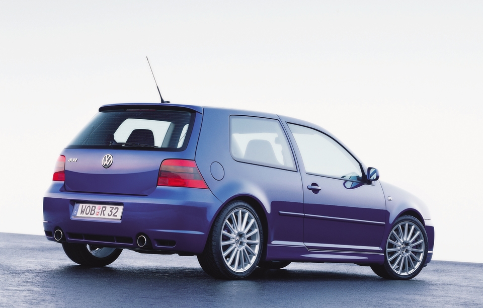 Détail savoureux : la double sortie centrale d’échappement, spécifique à la Golf V R32.
