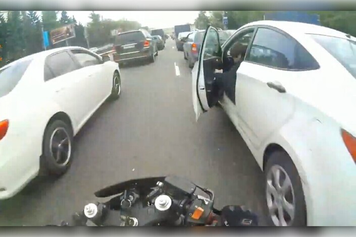 Moto, BMW invente la portière qui refuse de s’ouvrir lorsqu’un deux-roues arrive