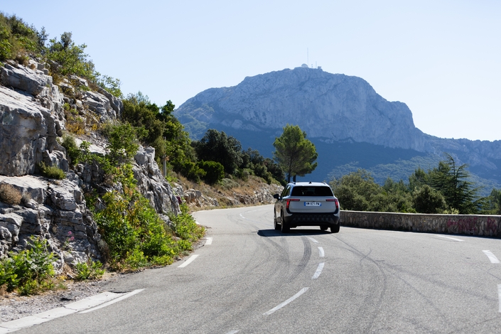 Même sur de telles routes, l'Epiq n'a rien de ridicule. Image : Morgan Mathurin.