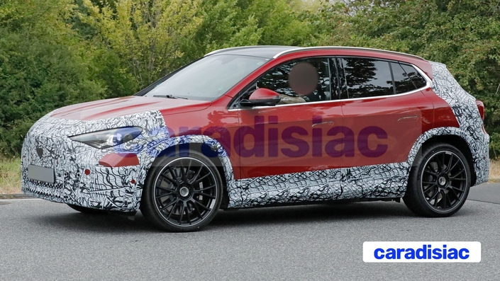 Afin de cacher aux regards indiscrets son « ADN AMG », le prototype du futur Mercedes-AMG EQ 45 se voit vêtu de larges autocollants à l’avant, à l’arrière et sur les côtés, autant d’éléments (boucliers, calandre, bas de caisse, diffuseur, becquet…) modifiés par rapport à ceux du Mercedes GLA EQ.