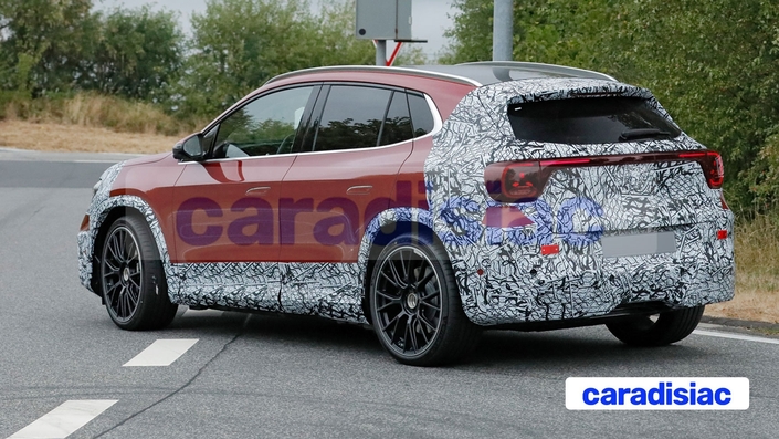 Afin de bien différencier le GLA EQ de Mercedes-AMG du GLA EQ de Mercedes, la marque sportive fera progresser de manière importante la puissance des deux électromoteurs qui équipent son modèle. Ceux-ci pourraient afficher une puissance de 680 ch, soit la même que celle que propose la Mercedes-AMG CLA 45 4Matic +.