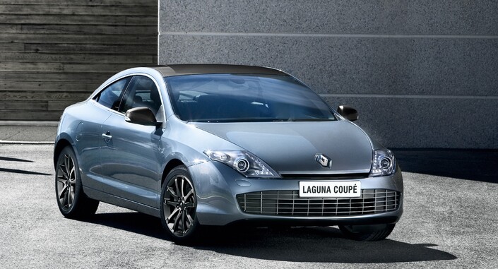 Très léger restylage pour la Renault Laguna Coupé en 2012 : notez les feux de jour à LED dans les projecteurs et les nouvelles jantes.