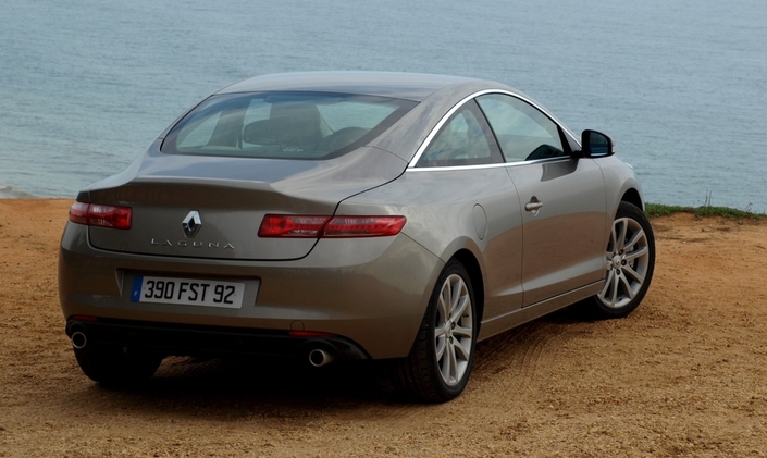 La poupe un peu pincée de la Renault Laguna Coupé sera discutée, mais la finesse de l'ensemble a quelque chose de réjouissant en ces temps où les SUV lourdingues prolifèrent...
