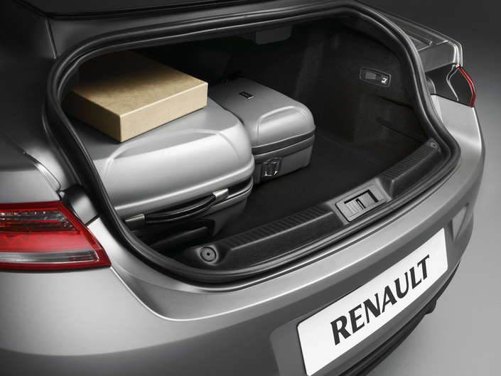 Malheureusement, la Renault Laguna Coupé se passe de hayon, mais bénéficie tout de même de dossiers arrière rabattables. A 423 l, le volume du coffre est intéressant.