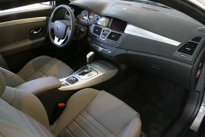 Ok, le tableau de la Laguna Coupé reste celui de la berline, mais il est bien présenté et correctement fabriqué.