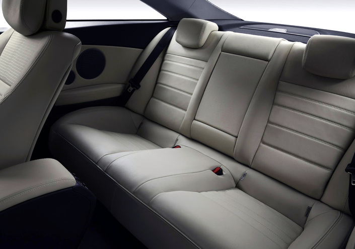 La Renault Laguna Coupé est une vraie 4-places, même si la garde au toit demeure juste à l'arrière si on mesure plus d'1,75 m.