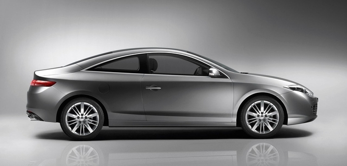Par rapport à la berline, la Renault Laguna Coupé réduit son empattement de 7 cm et modifie ses voies pour un comportement plus dynamique.