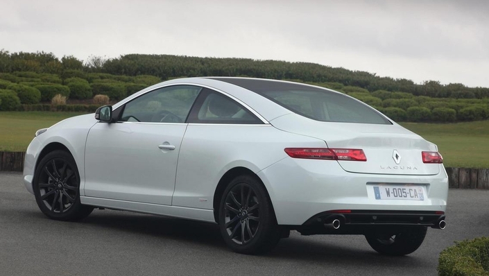 En 2010, la Renault Laguna Coupé V6 se décline en série spéciale Monaco GP, signalée par sa teinte blanc nacré et ses jantes noires.
