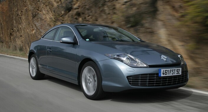 Sécurité, silence et confort caractérisent la Renault Laguna Coupé V6 DCI sur route, la belle sonorité de son moteur en prime. Mais elle n'a rien de sportif.