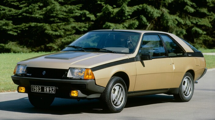 En 1982, Renault étonne en lançant sa Fuego Turbo-D que personne n'attendait. C'est alors le diesel le plus rapide du monde. Notez le bossage de capot et les prises d'air de bouclier.