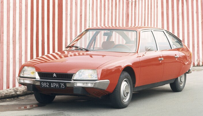 Dès 1976, la Citroën CX s'équipe d'un diesel, un modeste 2,2 l de 66 ch qui l'emmène tout de même à près de 150 km/h. Très rapide alors pour ce type de motorisation.
