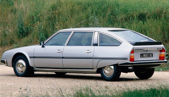 Cela n'apparaît pas explicitement : la CX Limousine Turbo reçoit en fait le bloc turbo-diesel. Basée sur le break, elle dépasse les 4,90 m de long, au bénéfice des passagers arrière. Ici en 1984.