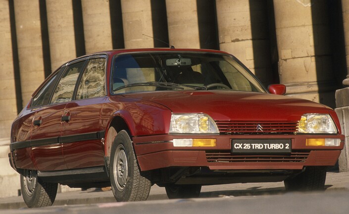 La Citroën CX 25 TRD Turbo 2, ici en 1987, étonne encore par ses performances, son confort et sa tenue de route. Mais sa direction déroute initialement.