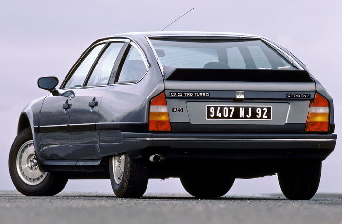 Lors du restylage de 1985, la Citroën CX turbo-diesel ne modifie pas sa mécanique. Notez les nombreuses inscriptions arrière...