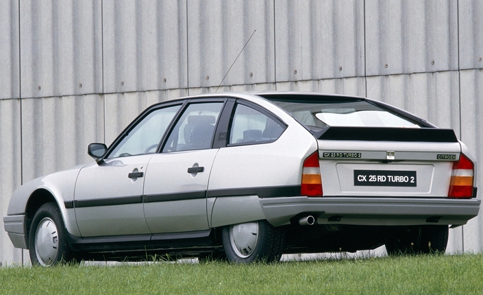 Le petit 2 qui change tout, à côté du turbo : il indique que le moteur est passé à 120 ch sur la CX turbo-diesel, ici en 1987.