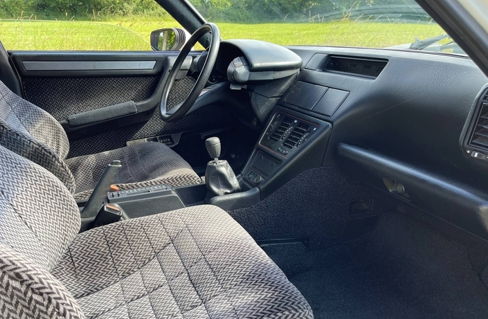 Si on aime la mollesse, les sièges de la Citroën CX 25 TRD Turbo, ici avec l'option Pullman, sont très agréables.