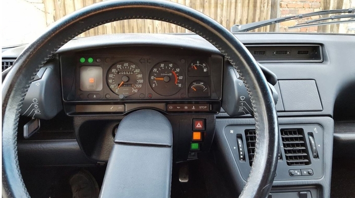 Le restylage a apporté des cadrans beaucoup plus lisibles à la Citroën CX 25 TRD Turbo. Mais la finition demeure très médiocre et l'ergonomie étrange.