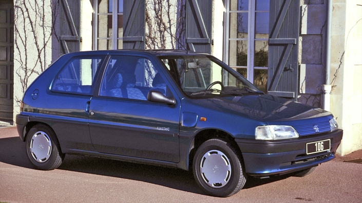 La Peugeot 106 Electric des années 1990 n’était pas qu’électrique puisque le chauffage était assuré par un petit moteur diesel alimenté par un réservoir de 8 litres de gazole. Malgré tout, c’est l’une des premières électriques de grande série qui a été vendue à 3 542 exemplaires à des particuliers, mais aussi à des administrations locales ou des entreprises.
