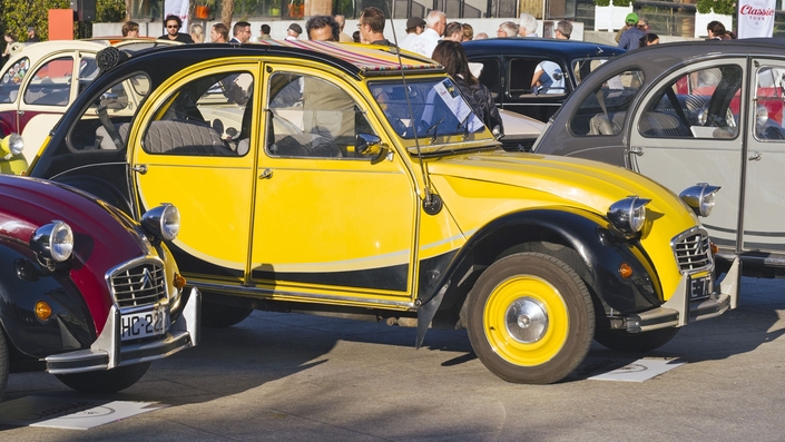 Voiture populaire dont la carrière a commencé en 1948 pour s’achever en 1990, la Citroën 2CV est aussi une voiture-école qui a servi de première voiture à plein de nouveaux conducteurs. Citroën va relancer ce modèle en proposant une petite auto électrique qui devrait afficher de nombreux gimmicks de style, inspirés de ceux de la 2CV à moteur refroidi par air.