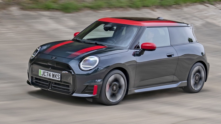 Si la première Mini MK1 (Austin Seven ou Morris Minor) mesurait 3,05 m de long, la Mini Cooper moderne mesure quatre-vingts centimètres de plus. Elle est désormais électrique et existe en version John Cooper Works de 258 ch. Si le modèle a bien grandi par rapport à la Mini des origines, la marque anglaise envisagerait de créer un modèle légèrement raccourci (et plus abordable) pour s’en aller lutter contre la Renault Twingo E-Tech.