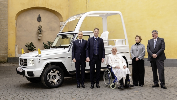 Le Pape François prenant livraison du Mercedes G580 en décembre 2024, celui-là même que va utiliser Léon XIV. Evidemment, le moteur électrique du 4x4 blanc n'a pas de sous-papes, aha aha aha.