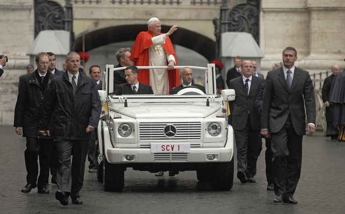 Le Pape Benoît XIV en Mercedes Classe G 500, véhicule livré en 2007.